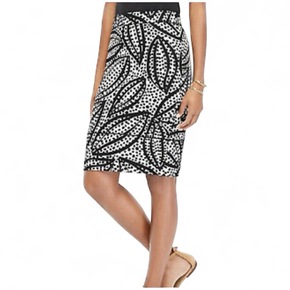 Ann Taylor Black And White Leaf Polka Dot Short Pencil Skirt Size 4 98% cotton